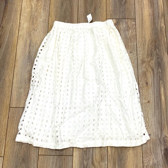 GAP Dresses & Skirts - NWT GAP [ TALL ] White Eyelet Lined Midi Skirt MED